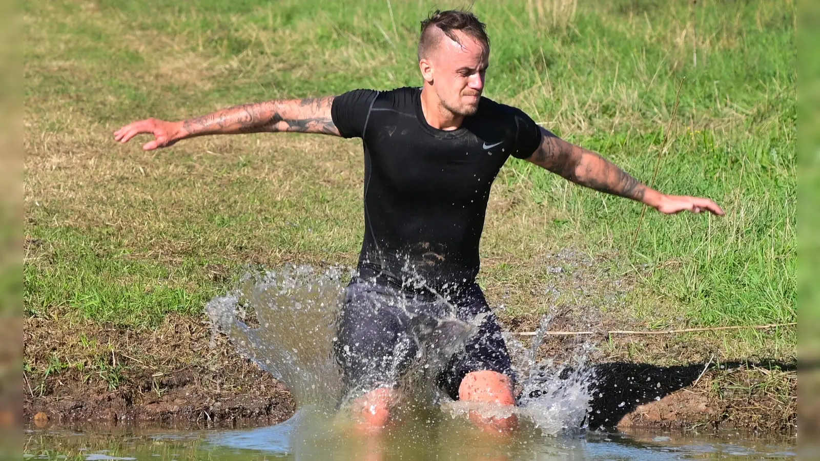 Durch Wasserlöcher und andere Hindernisse hindurch mussten sich die Teilnehmer des „Ansbogger Challenge Fun Run” kämpfen. (Foto: Jim Albright)