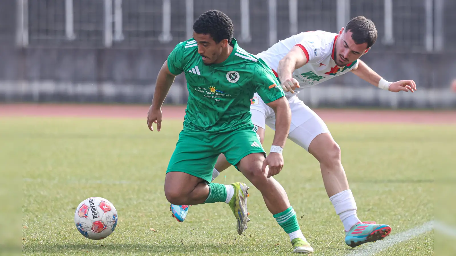 Flink und dribbelstark: Der Ansbacher Ken Mata (links) beschäftigte die Augsburger Abwehr (rechts Kristijan Taseski).<br> (Foto: Klaus Rainer Krieger)