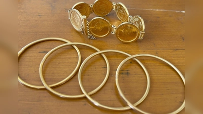 Zollbeamte in Ulm haben massenweise Goldschmuck sichergestellt. (Foto: Hauptzollamt Ulm/dpa)