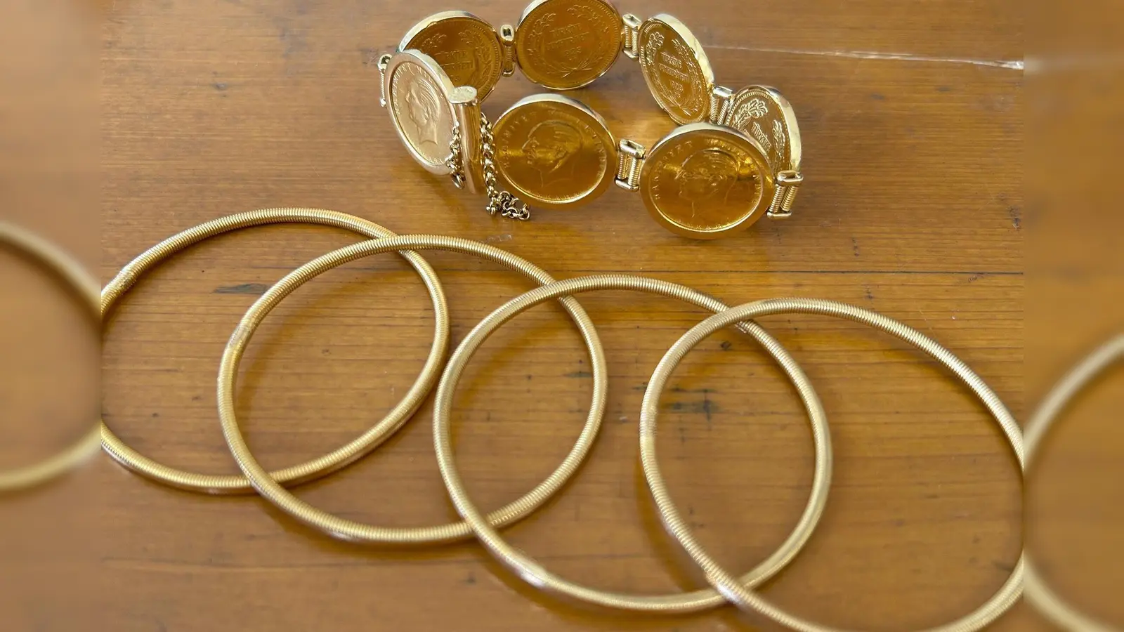 Zollbeamte in Ulm haben massenweise Goldschmuck sichergestellt. (Foto: Hauptzollamt Ulm/dpa)