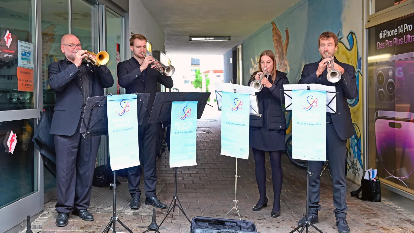 Das „Trompetenquartett der Ansbacher Bachwoche“ konzertierte stilvoll ganz in Schwarz. (Foto: Jim Albright)