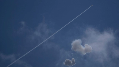 Israels Luftabwehrsystem Iron Dome feuert auf anfliegende Raketen aus dem Libanon. (Foto: Leo Correa/AP/dpa)