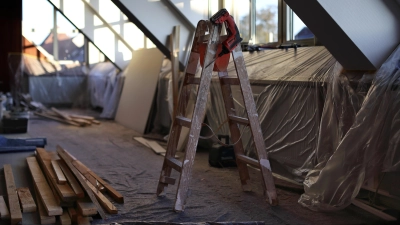 Noch ist einiges zu tun, damit aus dem Tagungsraum die Ausweichspielstätte des Ansbacher Theaters wird. (Foto: Thomas Wirth)