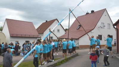 Kräftig anpacken und mit Schwalben wird der Kerbabaam aufgestellt. (Foto: Peter Tippl)