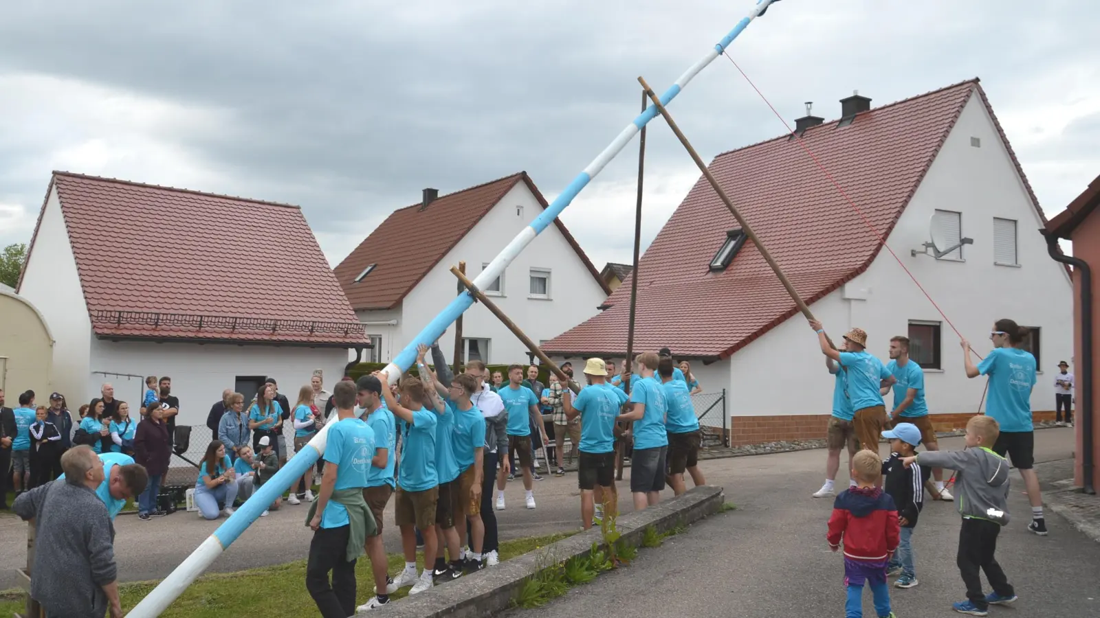 Kräftig anpacken und mit Schwalben wird der Kerbabaam aufgestellt. (Foto: Peter Tippl)