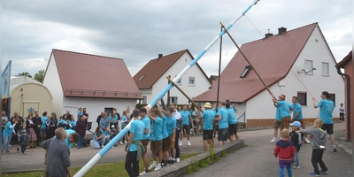 Kräftig anpacken und mit Schwalben wird der Kerbabaam aufgestellt. (Foto: Peter Tippl)