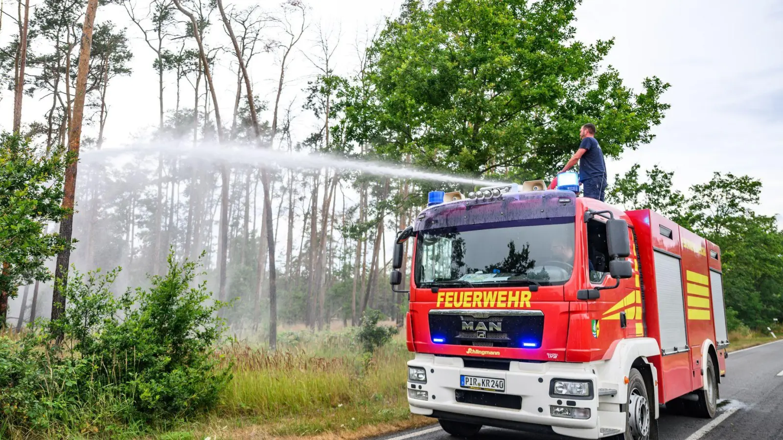 In einigen Gebieten können die Einsatzkräfte wegen Munitionsresten im Boden nur vom Fahrzeug aus löschen.  (Foto: Robert Michael/dpa)