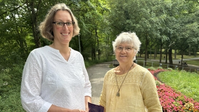  Gabriele Egner-Kopp (links) und Rosina Ambros im Gespräch. (Foto: Josefine Mühlroth)