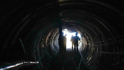 Israelische Soldaten durchsuchen einen Tunnel im Gazastreifen. (Foto: Ariel Schalit/AP/dpa)