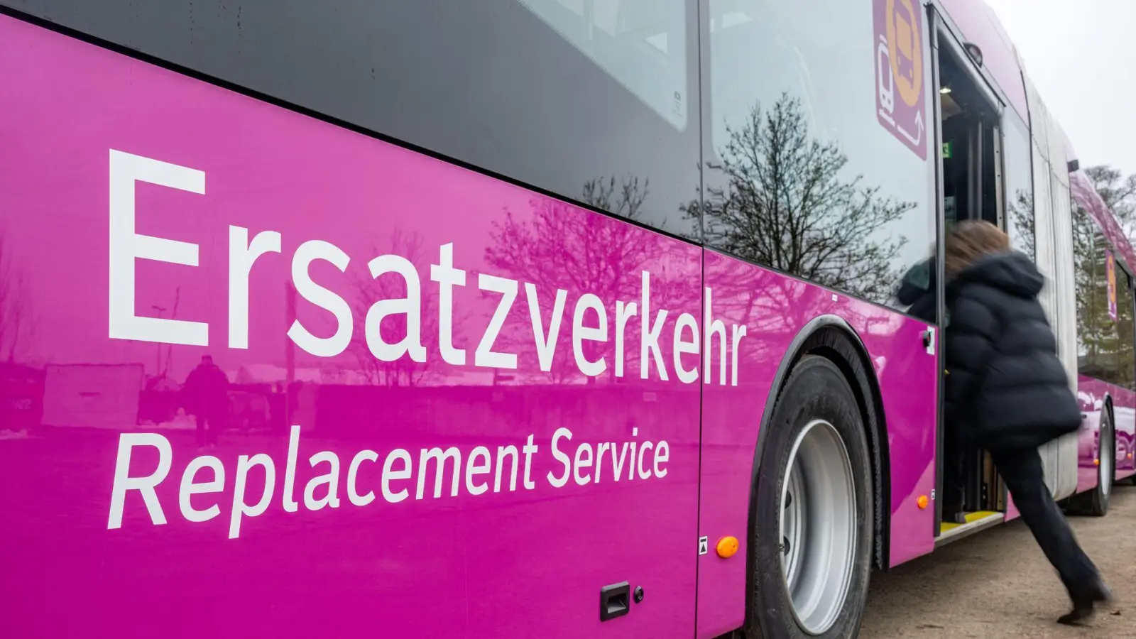 Seit Februar mussten Reisende zwischen Nürnberg und Regensburg auf Ersatzbusse umsteigen. (Archivbild) (Foto: Armin Weigel/dpa)