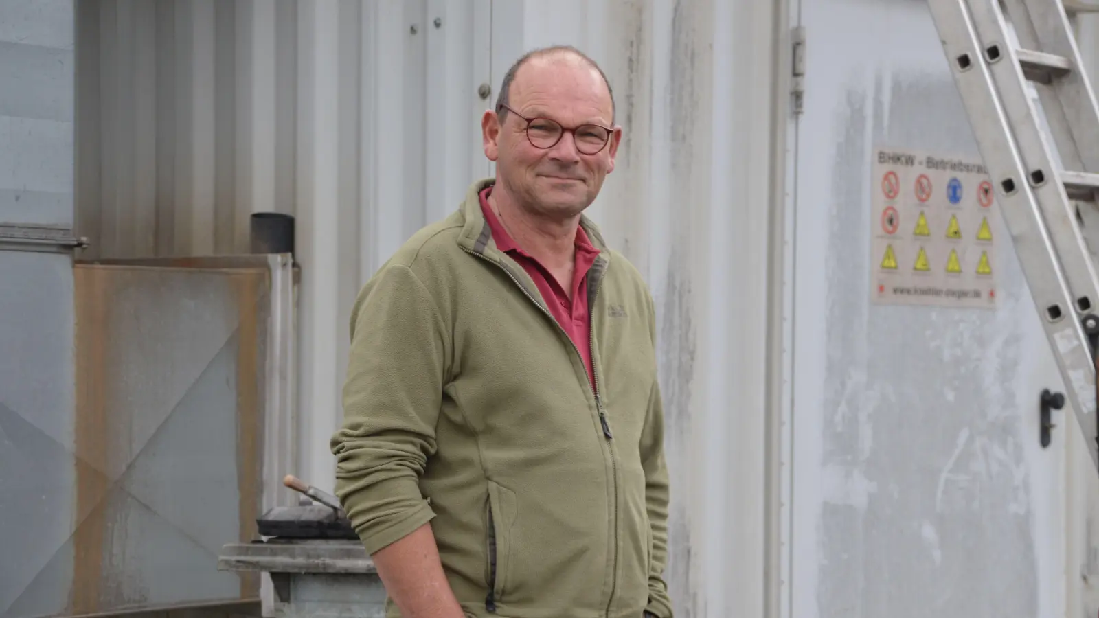 Alfred Hösch vor seiner Rockenbacher Biogasanlage. Das Gesamtprojekt mit Wärme und Strom ist ein großes Gemeinschaftswerk, betont er. Der 59-Jährige war „nur“ der Initiator. (Foto: Johannes Zimmermann)