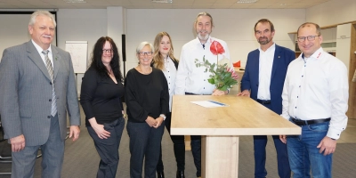 Gruppenbild mit Ehrenamts-Preisträger (von links): Neustadts Bürgermeister Klaus Meier, Gabriele Stirnweiß (Lebensgefährtin des Preisträgers), FLZ-Chefredakteurin Gudrun Bayer, Carmen Stanke (Tochter des Preisträgers), Lothar Stanke, Dr. Norbert Teltschik und Markus Leng (DLRG). (Foto: Andrea Walke)