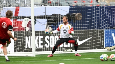 Oliver Baumann trainiert vor der WM-Generalprobe der Nationalmannschaft.  (Foto: Federico Gambarini/dpa)