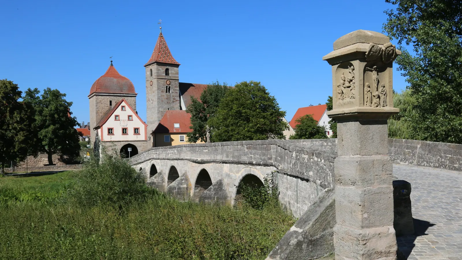 Motiv gut getroffen, oder? Über die historische Brücke geht es in die kleinste Stadt Mittelfrankens. (Foto: Peter Zumach)