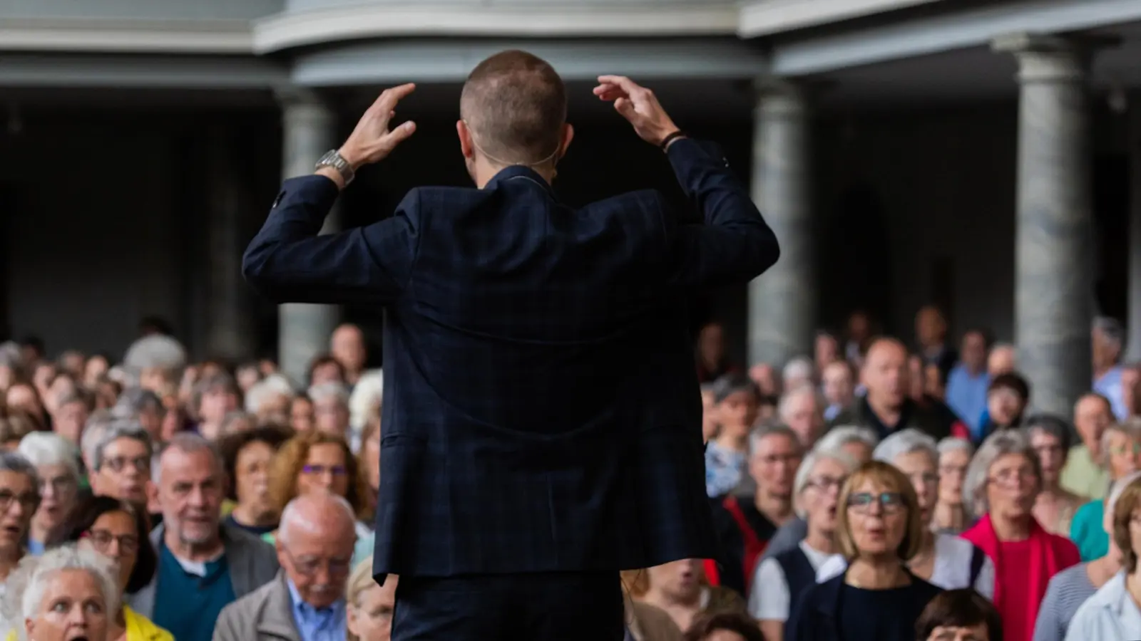 Probt mit dem Publikum: Ludwig Böhme bei „Ansbach singt”. (Foto: Evi Lemberger)