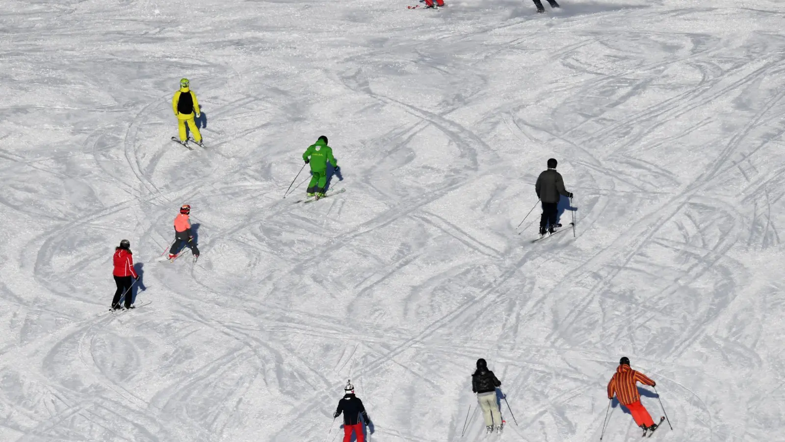 Bei ihren Schwüngen kommen sich Skifahrer gelegentlich in die Quere. (Archivbild) (Foto: Angelika Warmuth/dpa)