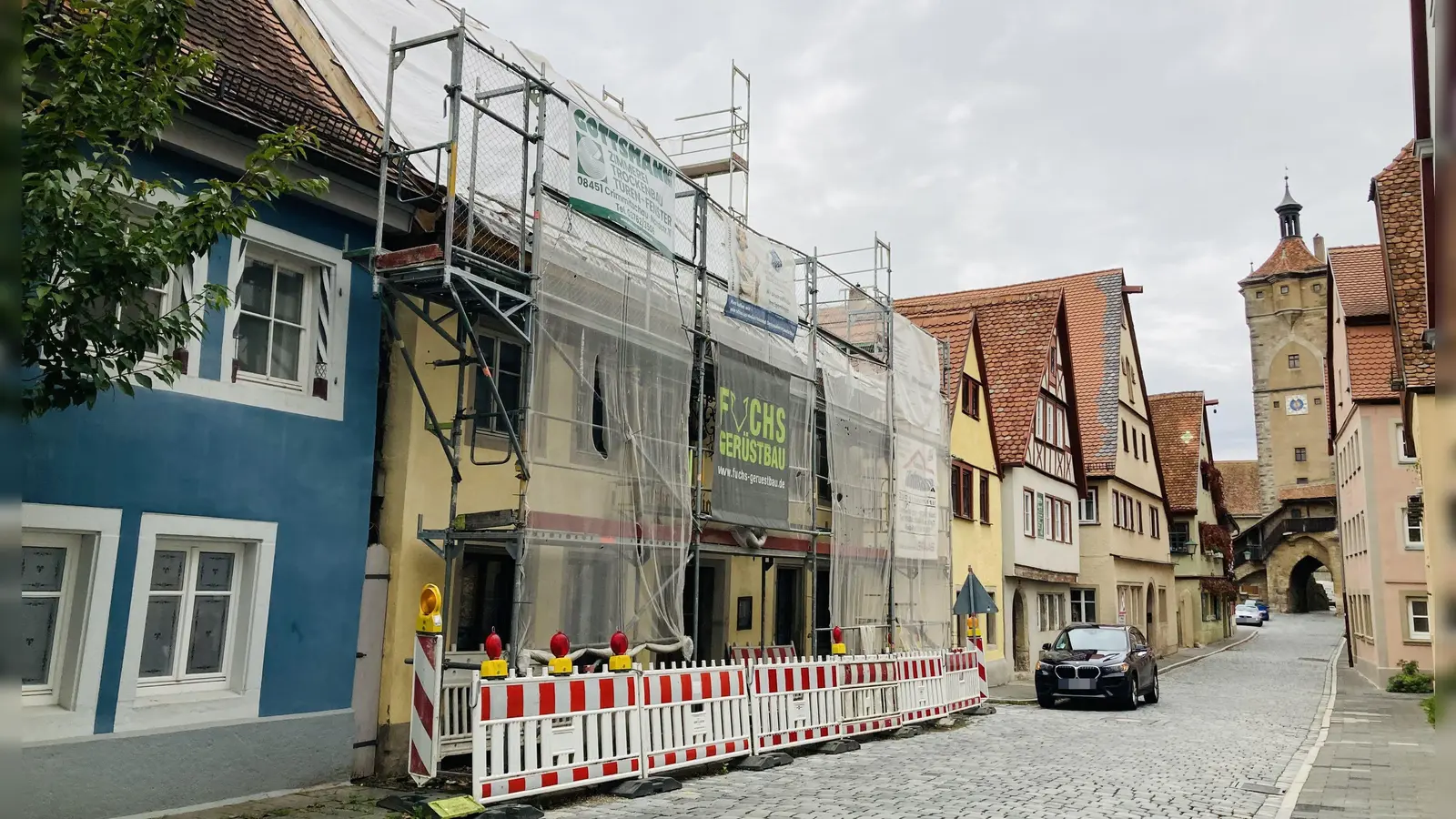 Seit vielen Monaten ein gewohntes Bild: der eingerüstete Heiligenstetter. (Foto: Clarissa Kleinschrot)