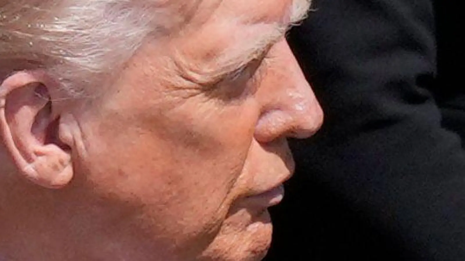 Vor einer Woche nahm Trump noch an den Trauerfeierlichkeiten für Papst Franziskus in Rom teil. (Archivbild) (Foto: Gregorio Borgia/AP/dpa)