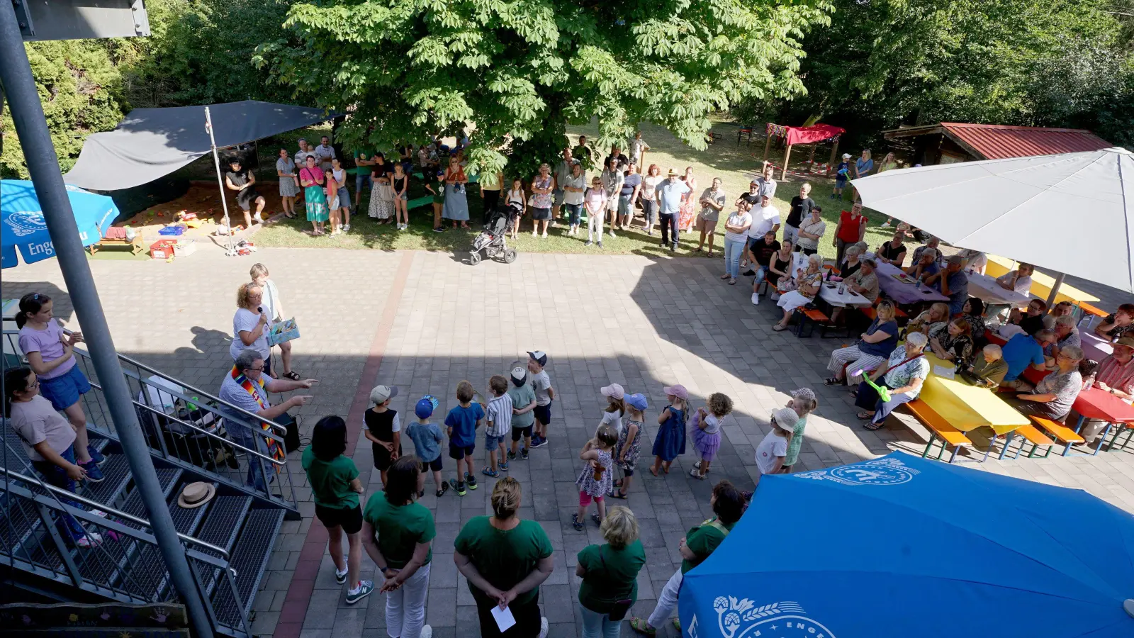 Der Kindergarten St. Johannes macht nach vielen Jahrzehnten die Türen zu. Im November gehen sie wieder auf – und eine heilpädagogische Kindertagesstätte zieht ein. Vor dem Ende gab es nun noch ein Abschiedsfest, an dem viele Kinder teilnahmen, die momentan die Kita besuchen, aber auch zahlreiche „Ehemalige”. (Foto: Heinz Wraneschitz)
