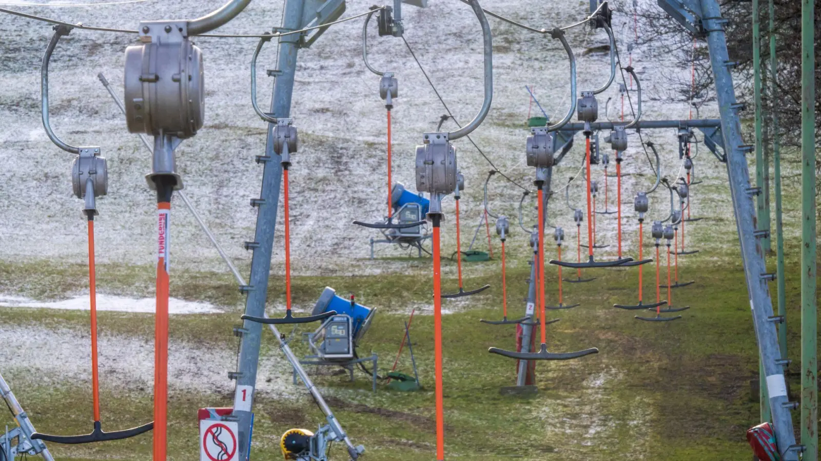 Schneekanonen und Lifte verändern die empfindliche Natur in den Alpen dauerhaft. Viele Skipisten sind daher aus Sicht von Natur- und Umweltschützern in Zeiten des Klimawandels nicht mehr zu verantworten. (Illustration) (Foto: Peter Kneffel/dpa)