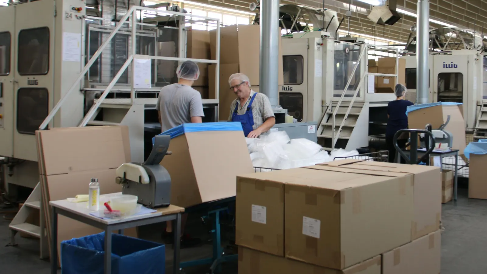 Im Drei-Schicht-Betrieb arbeiten die Mitarbeitenden der Firma Esbe Plastic. Sie produzieren täglich bis zu drei Millionen Plastiktrays. (Foto: Martina Haas)