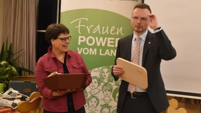 „Lange Bratwürste schätzen die Leute mehr als lange Grußworte”, sagte Bezirkstagspräsident Peter Daniel Forster als er ein Brotzeitbrett von Kreisbäuerin Renate Ixmeier entgegennahm. (Foto: Fritz Arnold)