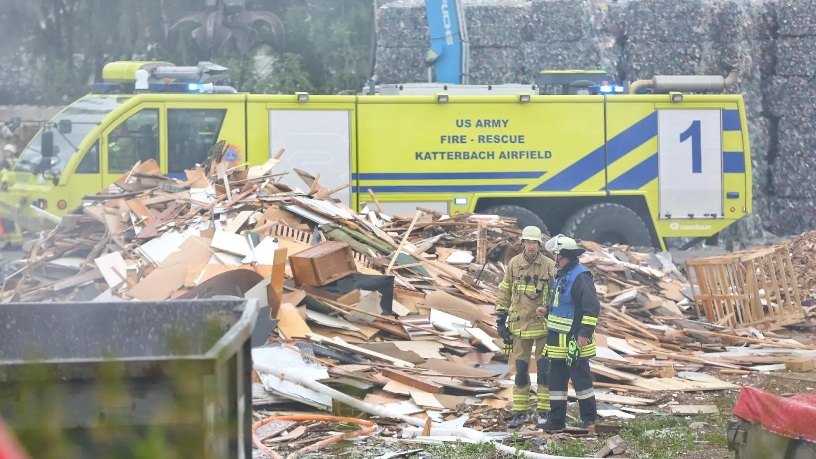 Auch die Feuerwehr der US-Armee aus Katterbach unterstützte bei den Löscharbeiten. (Foto: Tizian Gerbing)