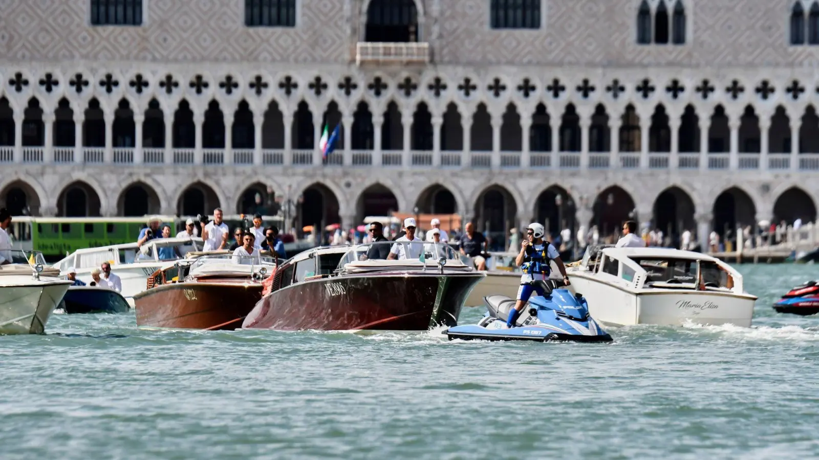Mit dem Wassertaxi ging es für Lauren Sánchez auf die Insel San Giorgio. (Foto: Luigi Costantini/AP/dpa)