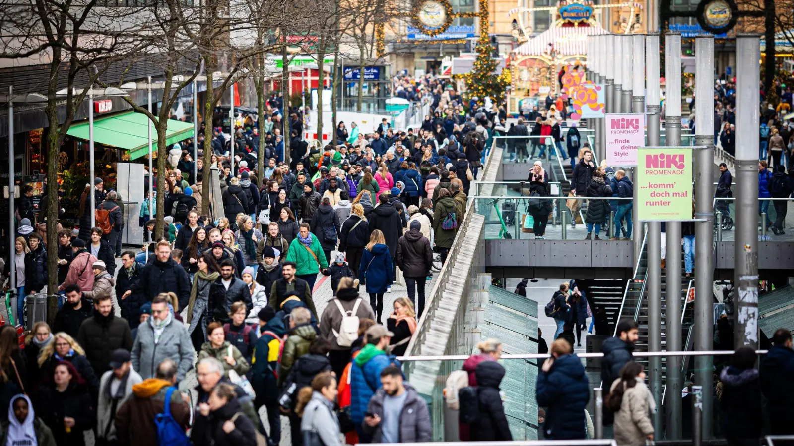 In den deutschen Innenstädten waren 2024 etwas mehr Passanten unterwegs. (Foto: Moritz Frankenberg/dpa)