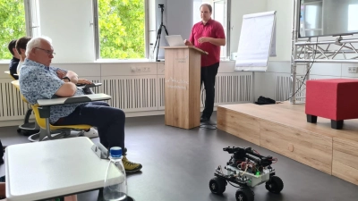 Künstliche Intelligenz ist kein neues Thema, denn in der Literatur spielten Roboter schon vor 200 Jahren eine Rolle. Professor Dr. Stefan Geißelsöder ließ zur Untermalung seiner Ausführungen ein programmiertes Minifahrzeug herumkurven. (Foto: Margit Schwandt)