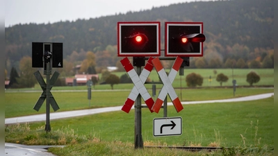 Der Fahrer wurde in seinem Auto eingeklemmt. (Symbolbild) (Foto: Lennart Preiss/dpa)