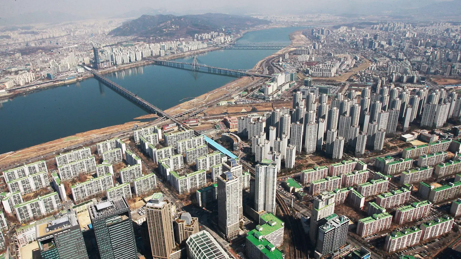 Der Han-Fluss und die Stadt von oben: Blick vom Lotte World Tower auf Seoul. (Foto: Kim Chul-Soo/epa/dpa-tmn)