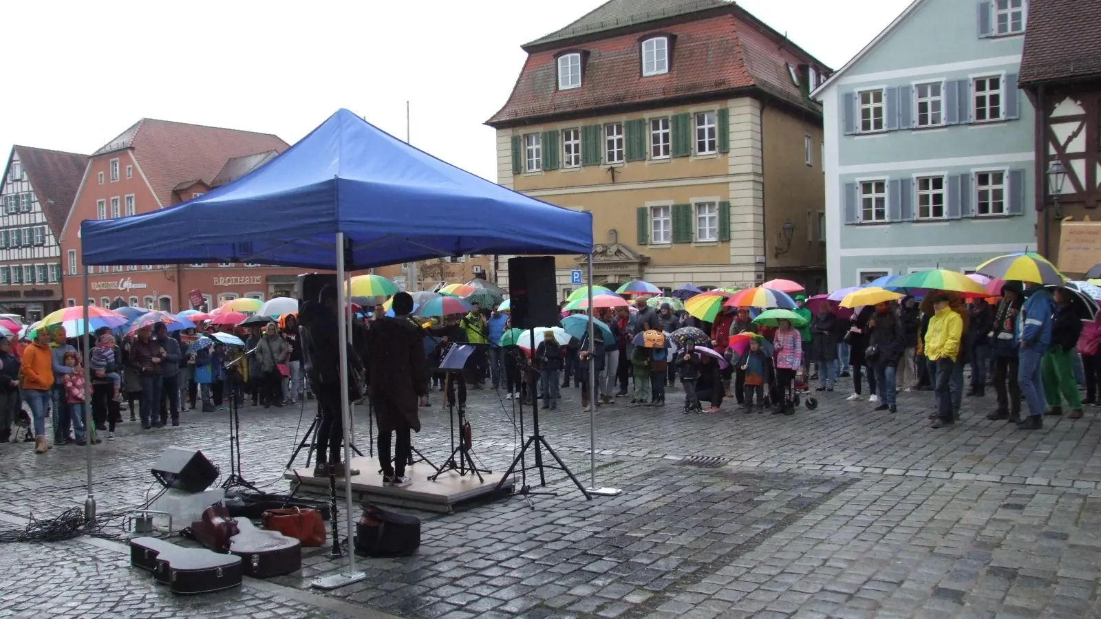 Für Demokratie und Vielfalt traten zahlreiche Menschen am Samstagnachmittag in Feuchtwangen ein. Das wollten sie auch durch die mitgebrachten bunten Regenschirme signalisieren, die dann zusätzlich als Schutz vor dem Nass von oben dienten. Die Polizei schätzte die Zahl der Teilnehmenden auf dem Marktplatz auf rund 250 Personen. (Foto: Jasmin Kiendl)