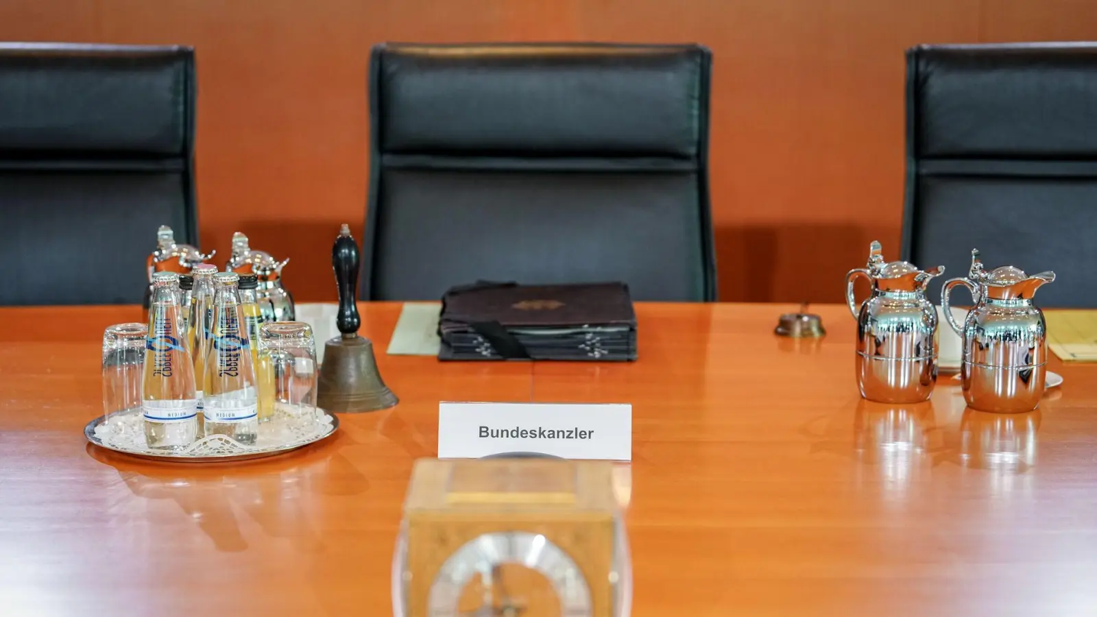Am Kabinettstisch wird künftig die neue schwarz-rote Regierung von Friedrich Merz (CDU) Platz nehmen. (Archivbild) (Foto: Kay Nietfeld/dpa)