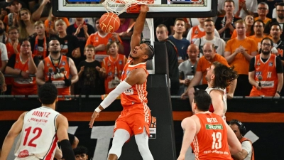 Karim Jallow bejubelt einen Dunk. (Foto: Jan-Philipp Strobel/dpa)