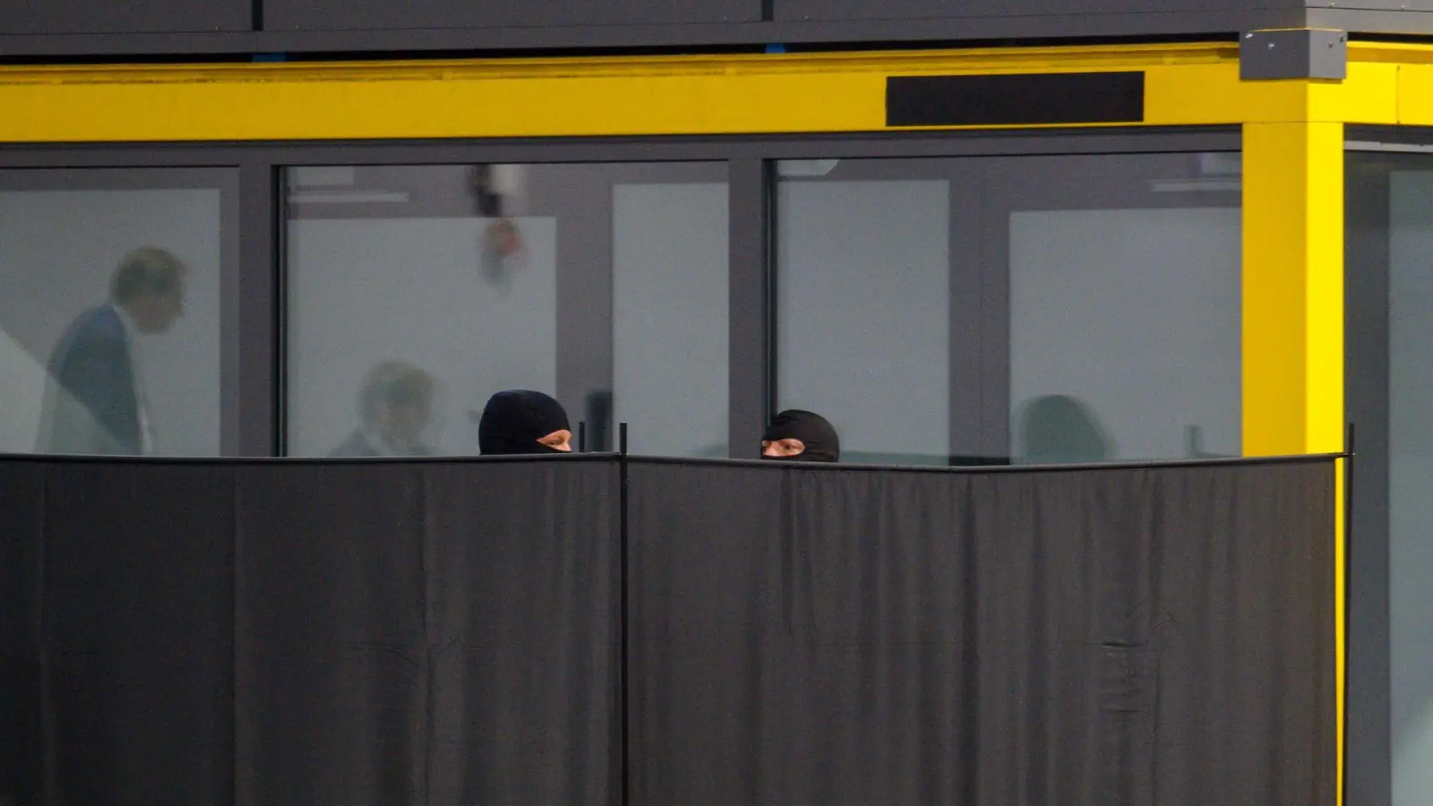 Zeitweise wurden Sichtschutzwände vor dem Angeklagten aufgestellt, weil die Zeugin ihm nicht ins Gesicht sehen wollte. (Foto: Klaus-Dietmar Gabbert/dpa)