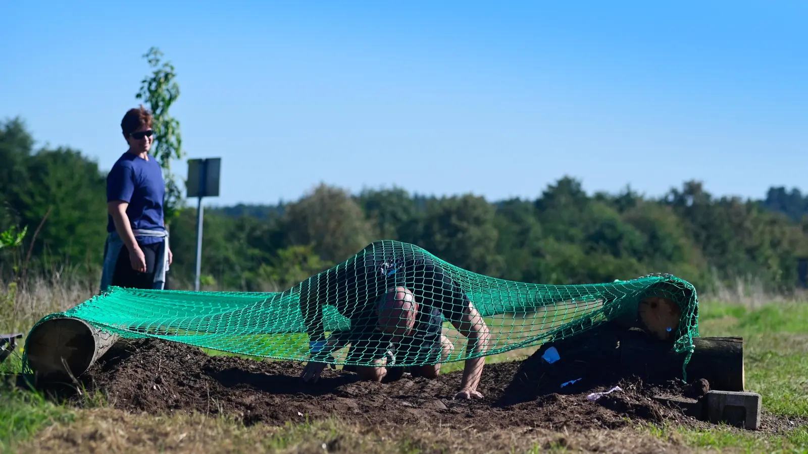 Durch Wasserlöcher und andere Hindernisse hindurch mussten sich die Teilnehmer des „Ansbogger Challenge Fun Run” kämpfen. (Foto: Jim Albright)