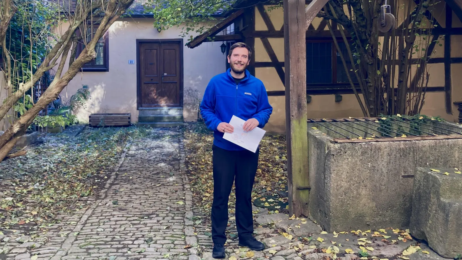Tobias Rüter (33) vom Gotischen Haus in der Herrngasse hat große Pläne für das Hornburghaus, das nebenan liegt. Hier steht er in dessen Innenhof. (Foto: Clarissa Kleinschrot)