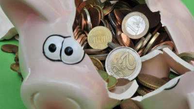 Ein Dieb hat in der Herbartstraße eine Spardose aufgebrochen. Sie gehörte einem Bewohner des abgebrannten Mehrfamilienhauses. (Symbolbild: Peter Kneffel/dpa)