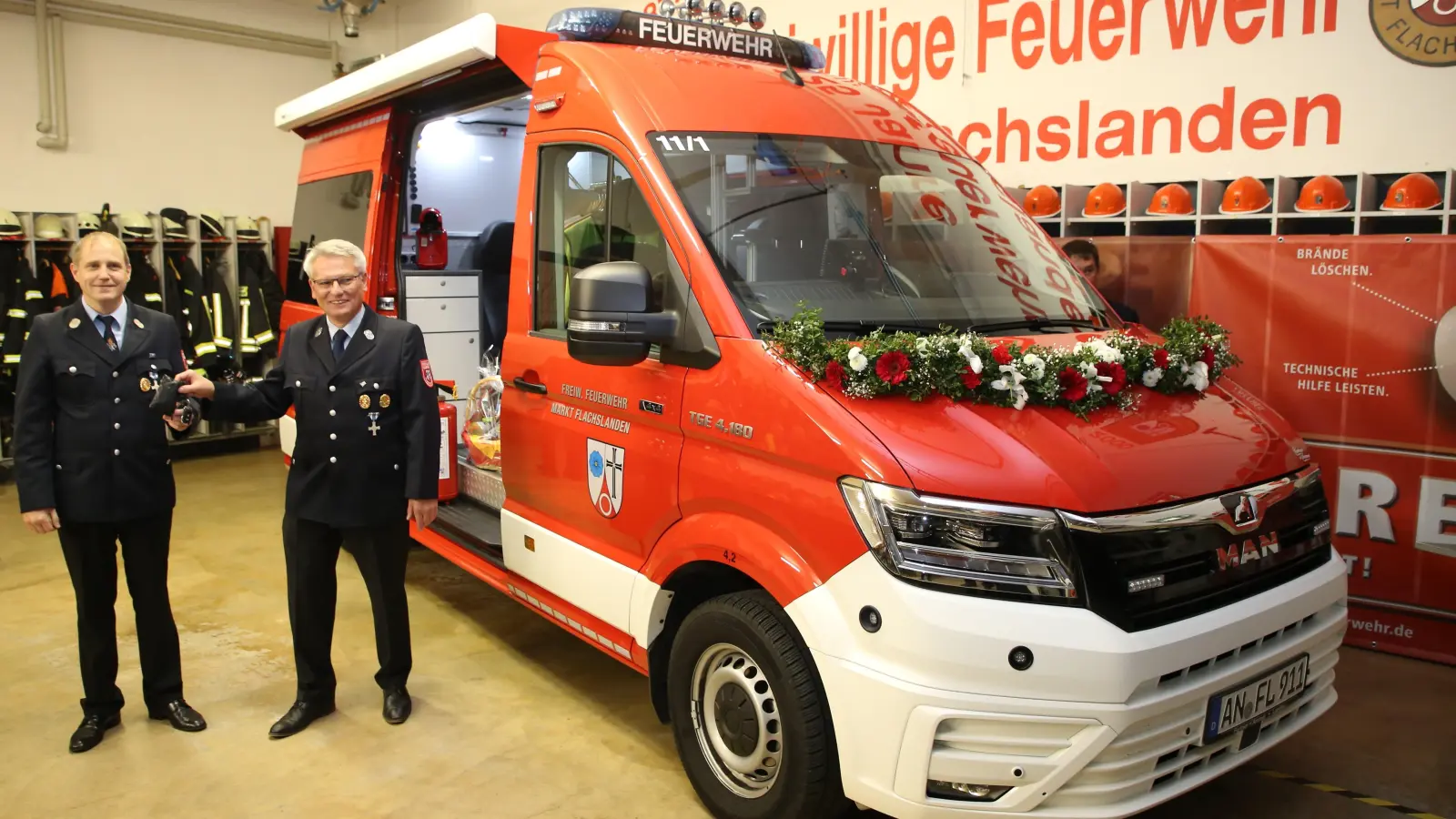 Flachslandens Bürgermeister Hans Henninger übergibt die Schlüssel des neuen Mehrzweckfahrzeuges an den Kommandanten der FFW Flachslanden, Stephan Kraheberger. (Foto: Alexander Biernoth)