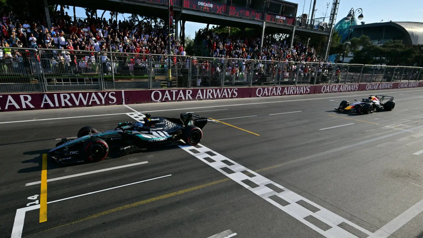 Ganz knappes Finish in Aserbaidschan. (Foto: Andrej Isakovic/Pool AFP/AP/dpa)