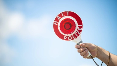 Ein 31-Jähriger ohne Führerschein geriet bei Bad Windsheim in eine Polizeikontrolle - und versuchte sich als Fahrer zu verstecken. (Symbolbild: Jonas Güttler/dpa)