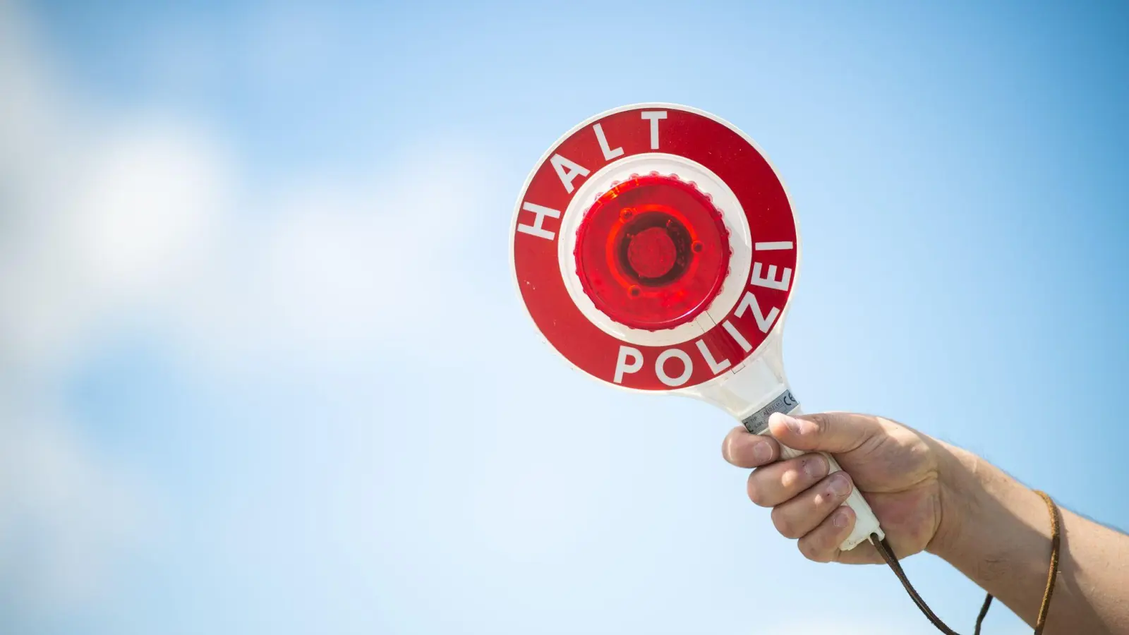 Ein 31-Jähriger ohne Führerschein geriet bei Bad Windsheim in eine Polizeikontrolle - und versuchte sich als Fahrer zu verstecken. (Symbolbild: Jonas Güttler/dpa)