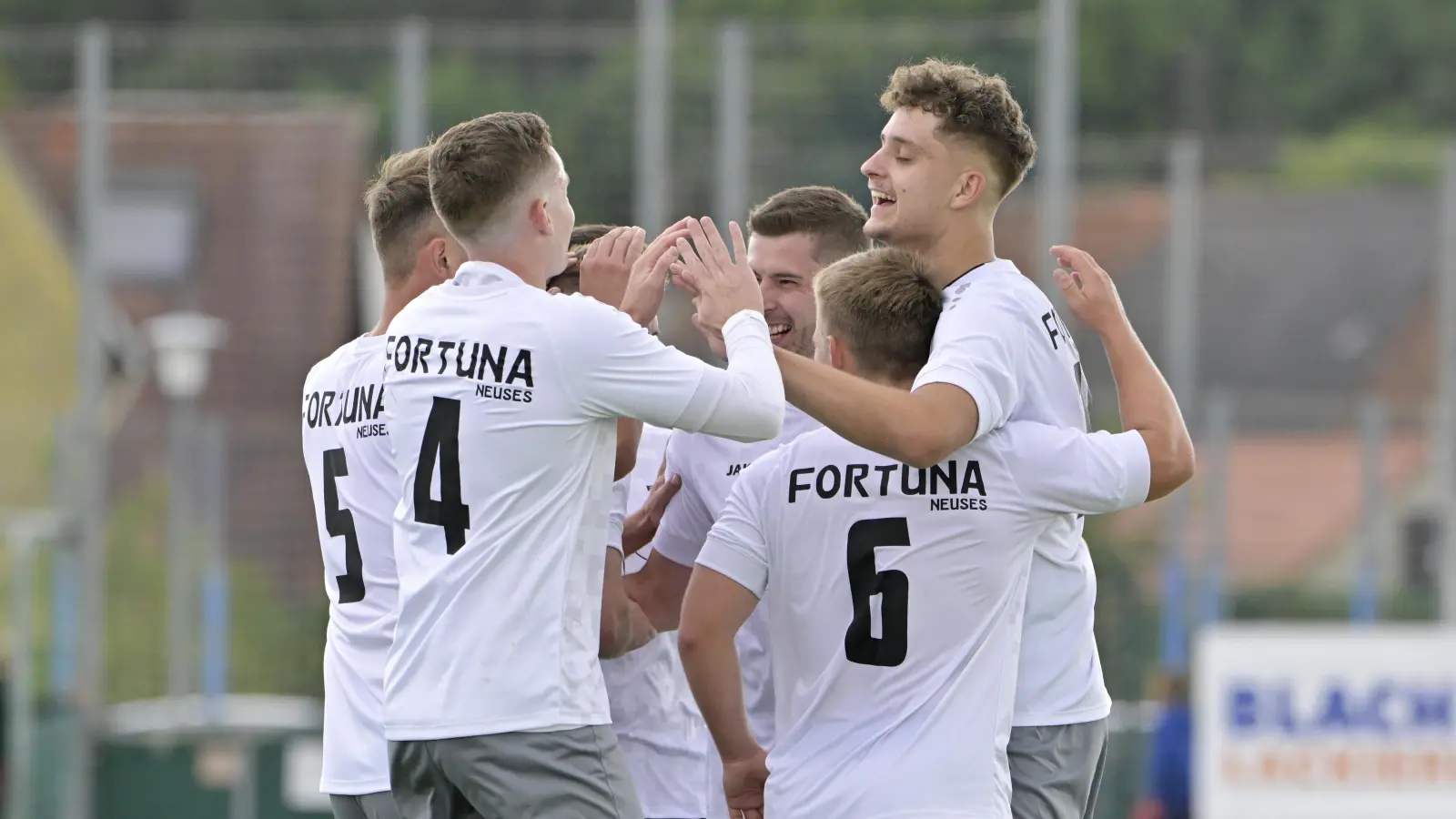 Viel Grund zum Jubeln hatte Fortuna Neuses (mit der Nummer 5 Luis Meyer, mit der Nummer 4 Kevin Muhr, mit der Nummer 6 Maxim Hofmann und rechts Jan Zimmermann) beim 5:1-Sieg gegen den vormaligen Tabellenzweiten SV Alesheim. (Foto: Martin Rügner)
