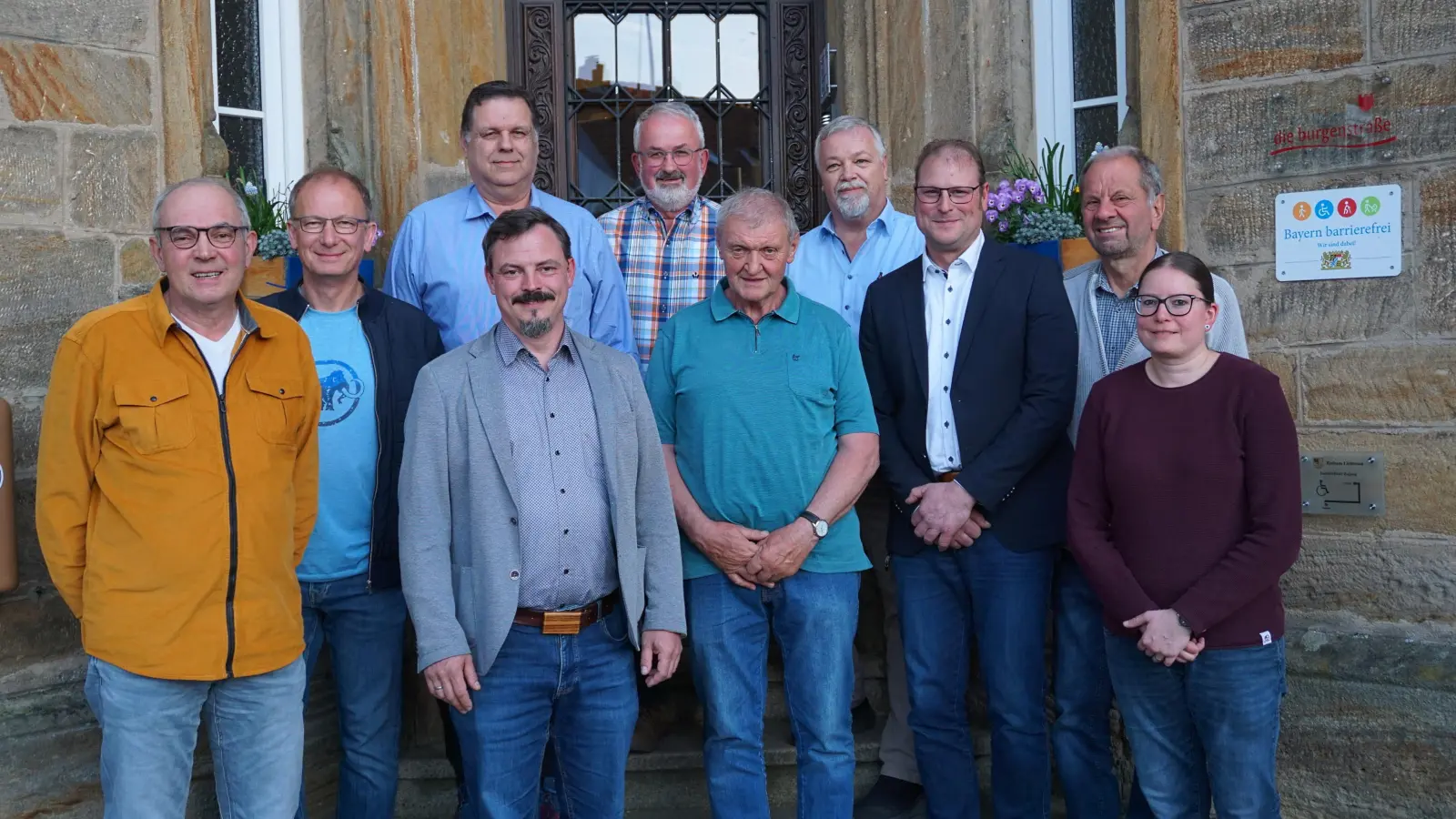 In Lichtenau wurden die ausscheidenden Ratsmitglieder sowie Bürgermeister Markus Nehmer (vorne, graues Jackett) und sein Stellvertreter Friedrich Bauer (hinten links, blaues Hemd) verabschiedet. Einige fehlen auf dem Foto. (Foto: Andrea Walke)