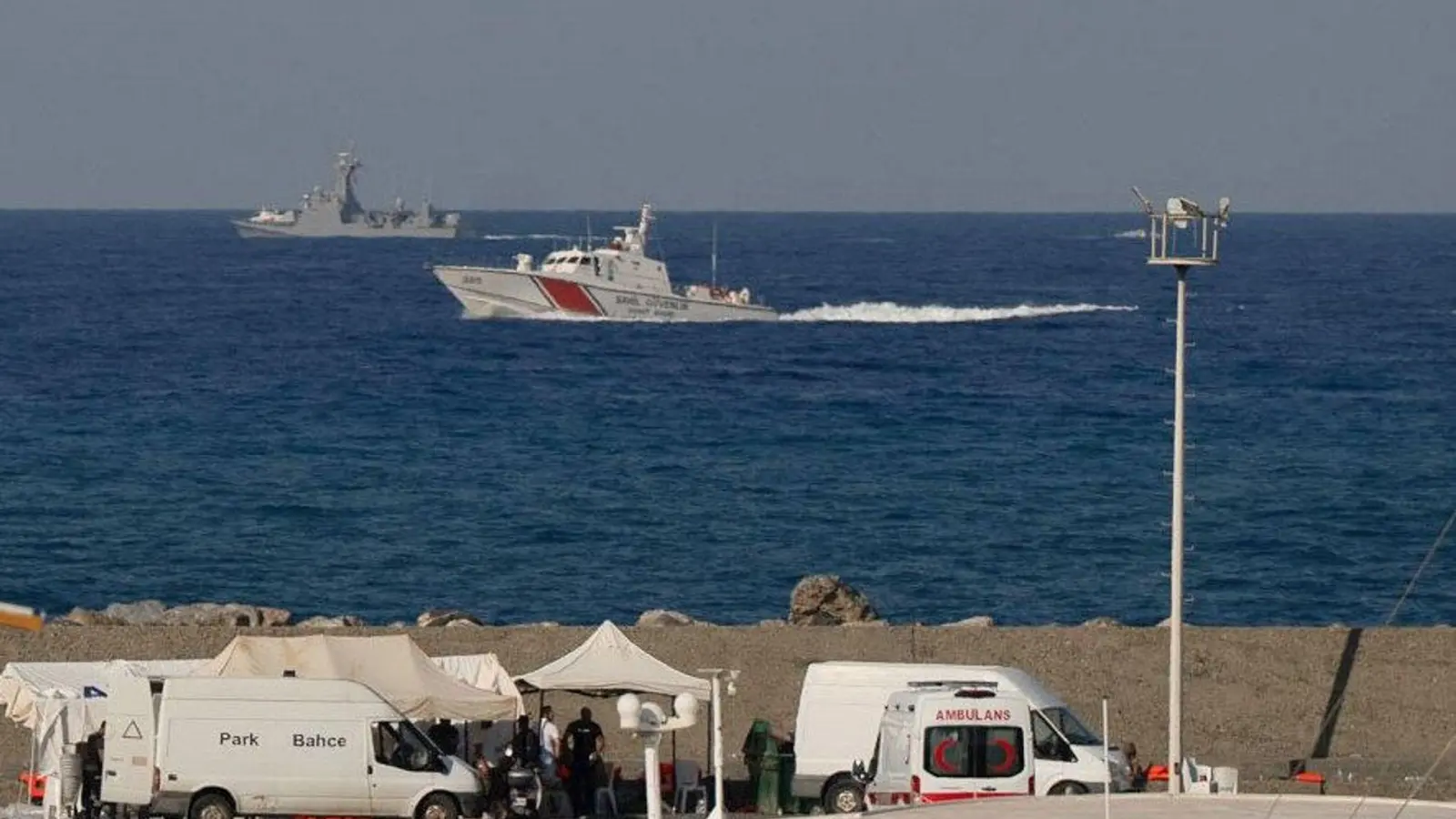 Der Taucheinsatz eines türkischen Spezialschiffes hat begonnen.  (Foto: Nedim Enginsoy/AP/dpa)