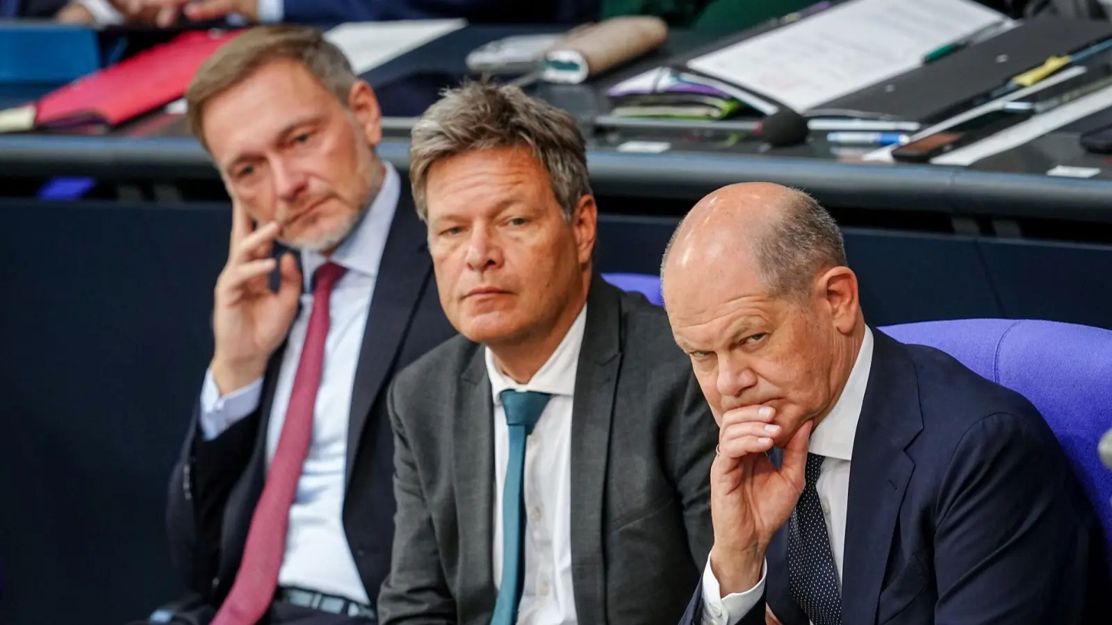 Ihnen soll der Durchbruch in den Haushaltsgesprächen gelingen: Kanzler Scholz, Vizekanzler Habeck und Finanzminister Lindner verhandeln in jeder freien Minute.   (Foto: Kay Nietfeld/dpa)