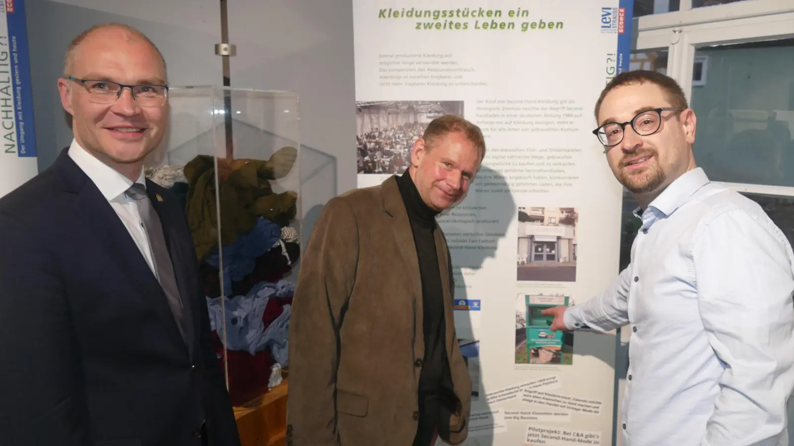 Iphofens Bürgermeister Dieter Lenzer (von links), der neue Leiter des Freilandmuseums Robert Schäfer und dessen Vorgänger Nicolas Jagla vor einer Bildtafel in der neuen Sonderausstellung. (Foto: Gerhard Bauer)