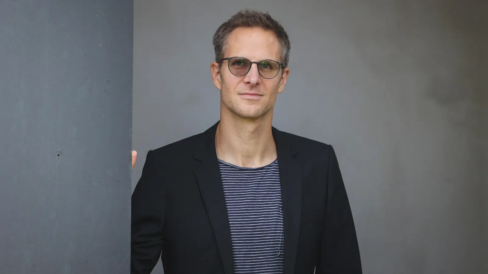 Moritz Schnizlein ist in Neustadt aufgewachsen. Sein Krimidebut wurde gleich vom renommierten dtv-Verlag als Spitzentitel gelistet. (Foto: Natalie Schulda)