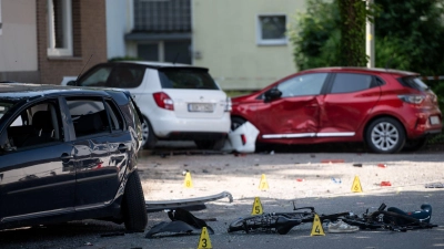Ein Fahrrad und ein verlorener Schuh liegen auf der Fahrbahn - zwei Kinder sterben bei einem tragischen Unfall. (Foto: Fabian Strauch/dpa)